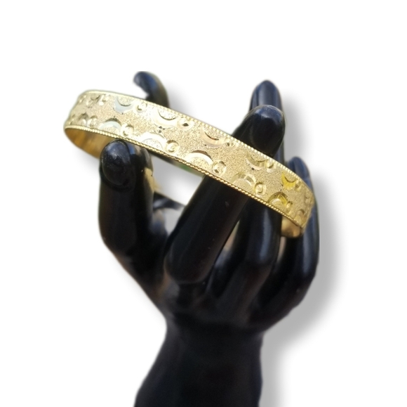 VINTAGE GOLDPLATED BANGLE BRACELET WITH DIAMOND CUT DESIGN DETAIL - Picture 1 of 6